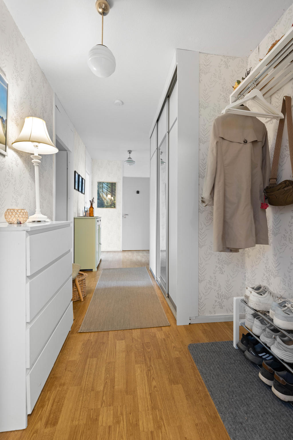 Plats för sko- och hatthylla i hallen