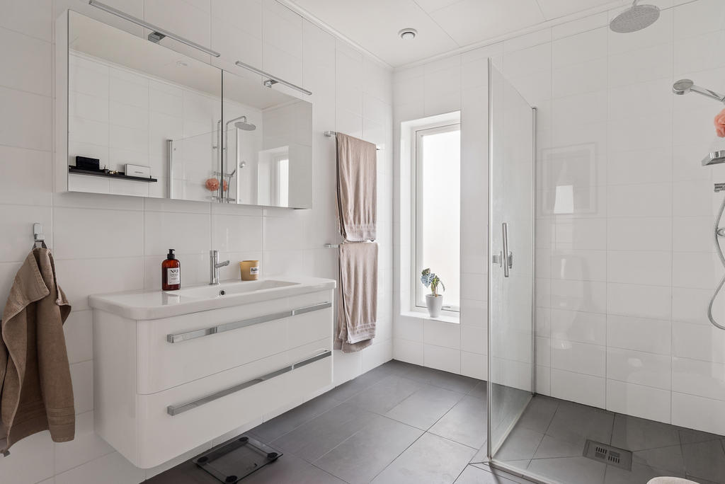 Duschrum i anslutning till master bedroom