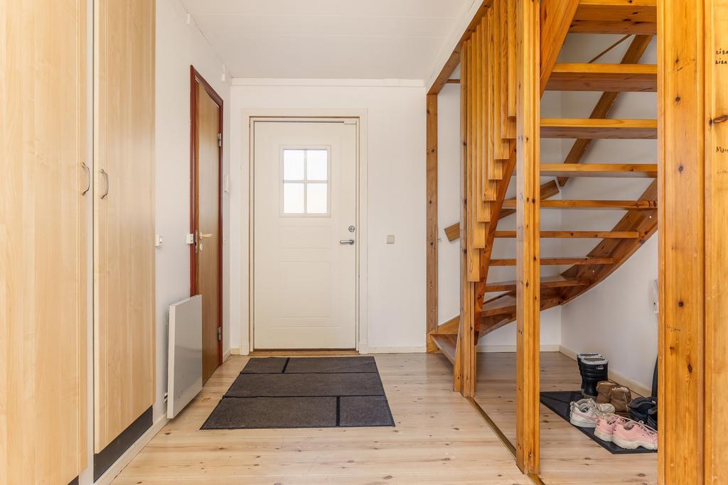 Rymlig hall med avhängningsplats och garderober. 