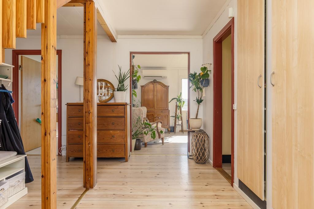 Rymlig hall med avhängningsplats och garderober. 