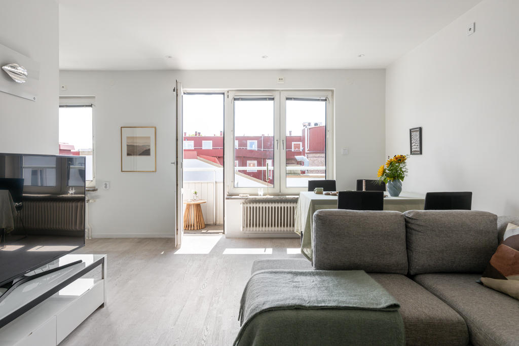 Härlig rymd med öppen planlösning och utgång till balkong i söderläge