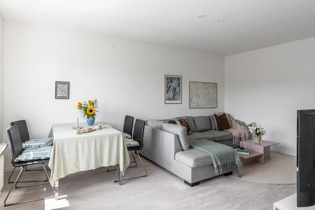 Gott om plats för soffgrupp och matsalsbord