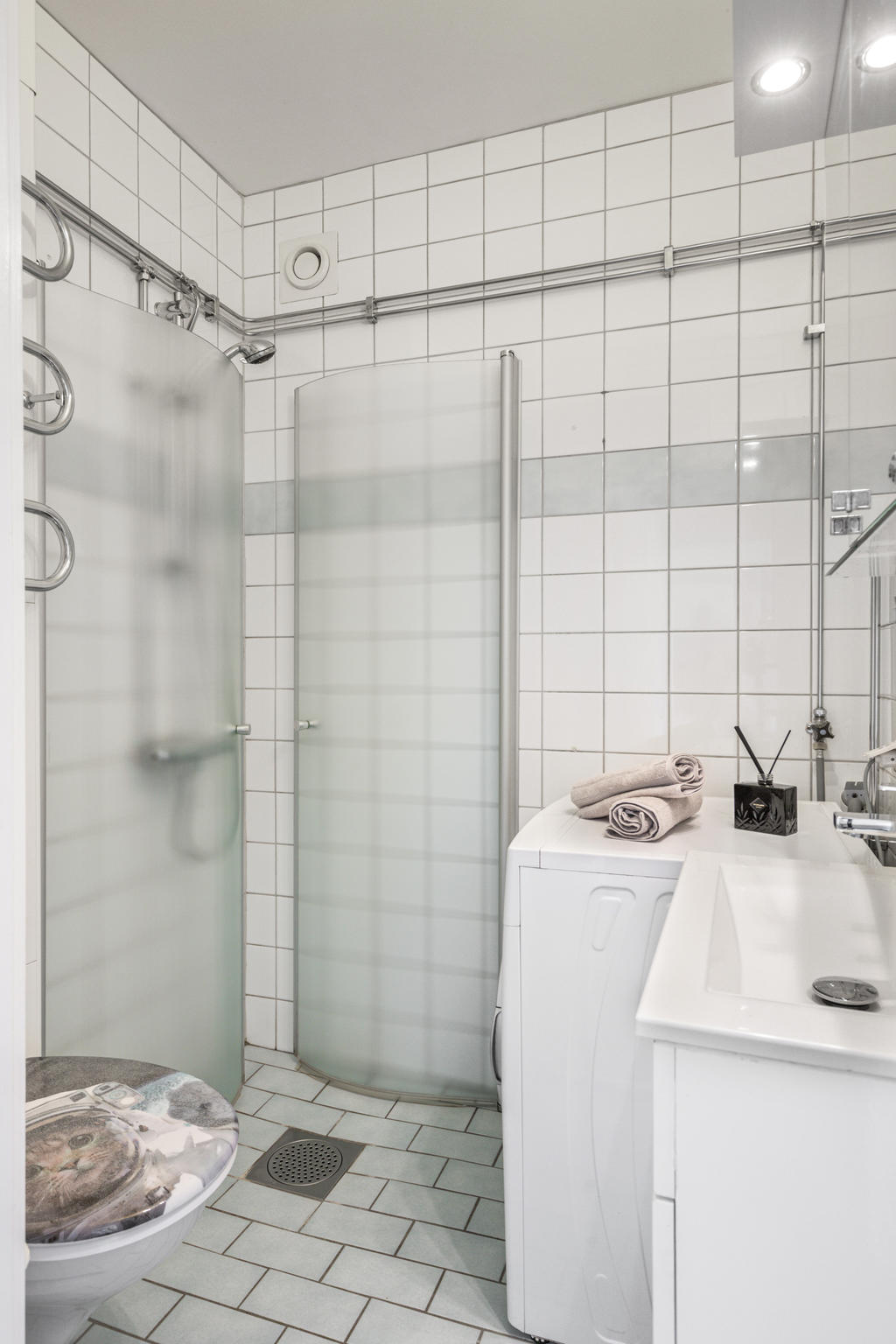 Helkaklat badrum med kombinerad tvättmaskin och torktumlare