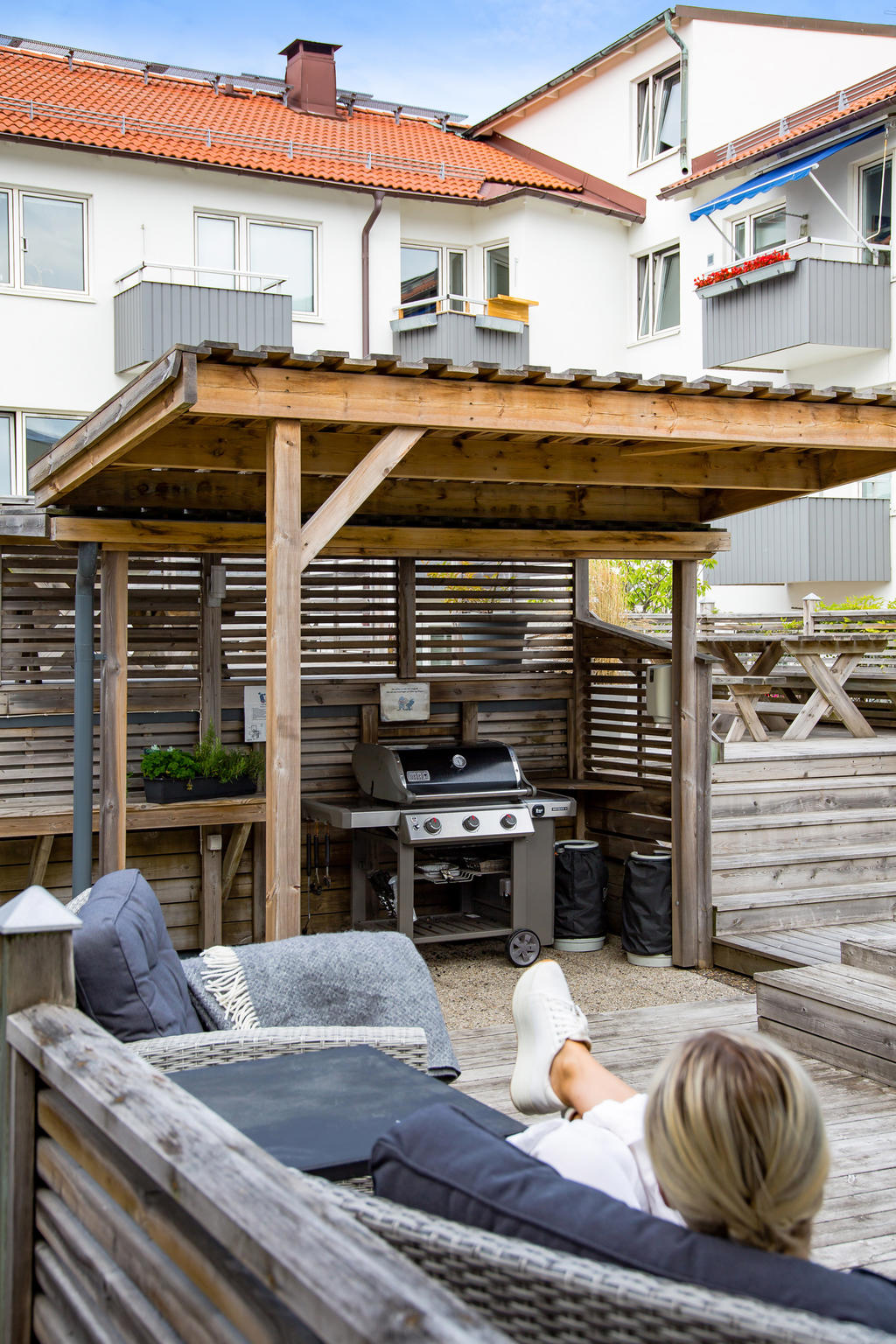 Gemensam grill och flera sittplatser på föreningens insynsskyddade innergård