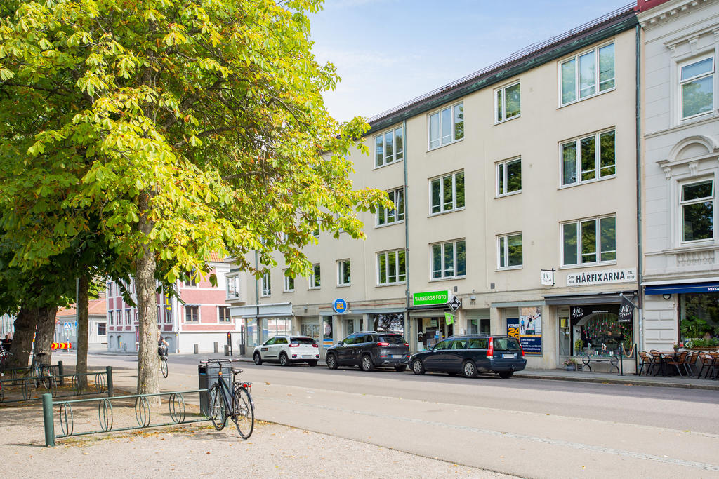 Bo mitt i centrum granne med den grönskande parken