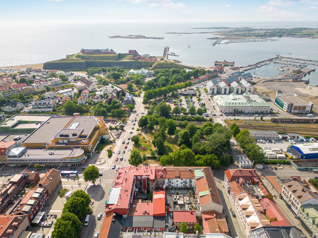 Bo i centrum och samtidigt nära havet i vackra Varberg