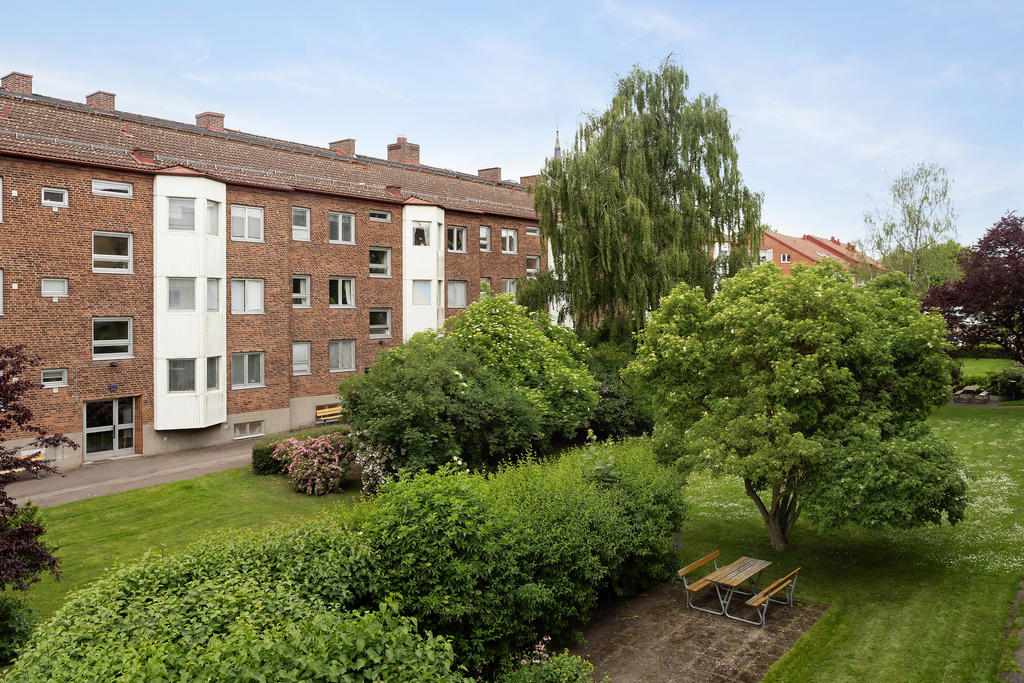 Utsikt från balkong mot uteplatsen