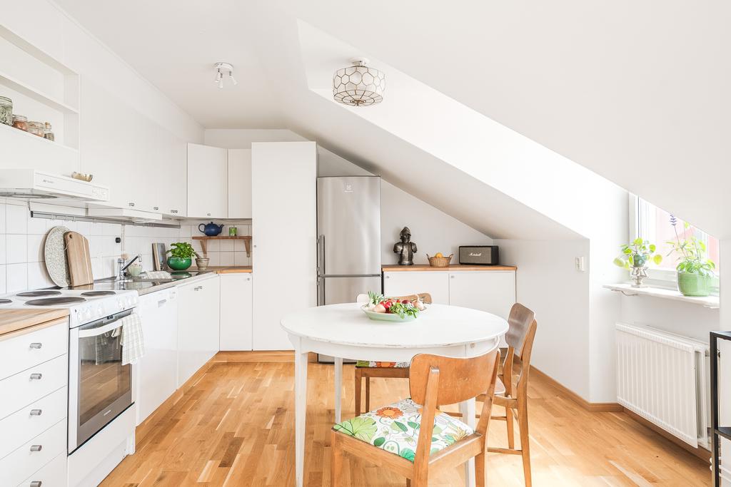 Kök i vitt med plats för matbord