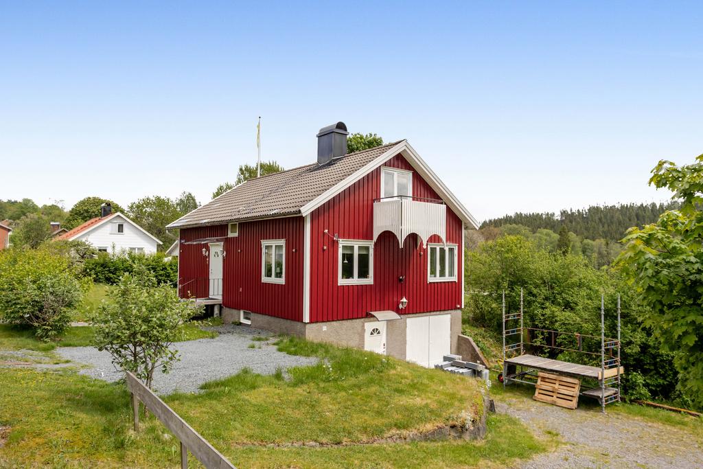 Huset har en källare under hela huset och här finns en grovingång.