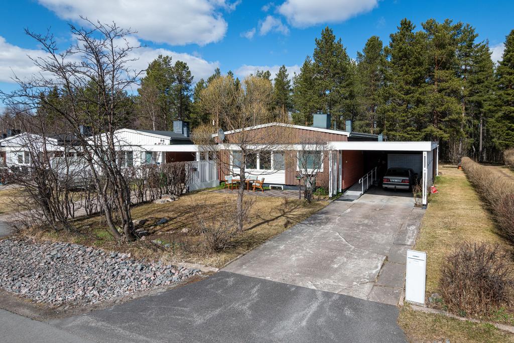 Raattamaavägen 42, hörntomt