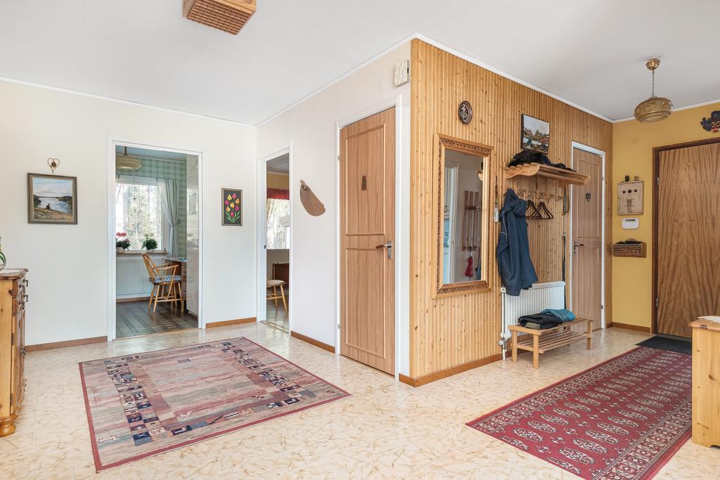 Hall och rymlig tambur