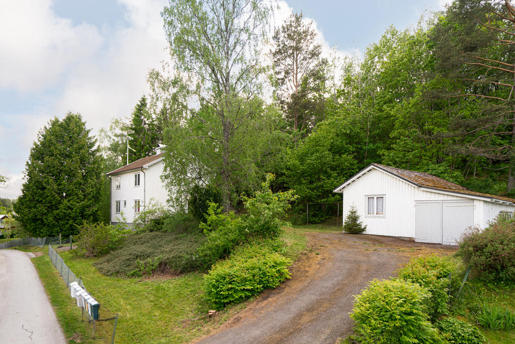 Äldre förrådsbyggnad med bland annat garagedel och snickarbod på tomten.