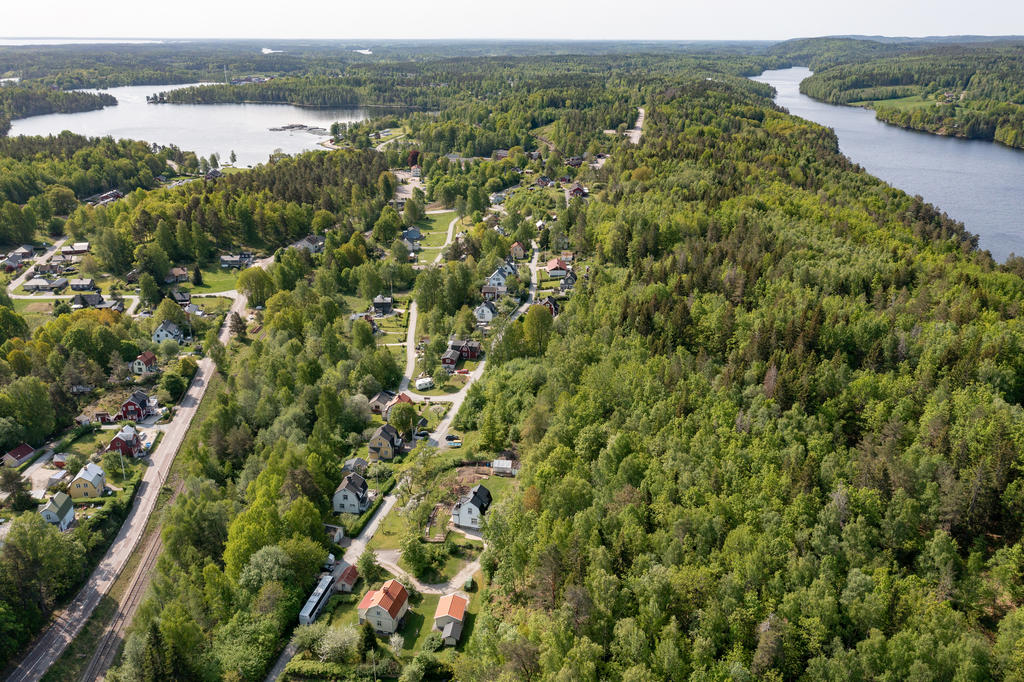 Gångavstånd till bad, naturen och akvedukten i Håverud. 