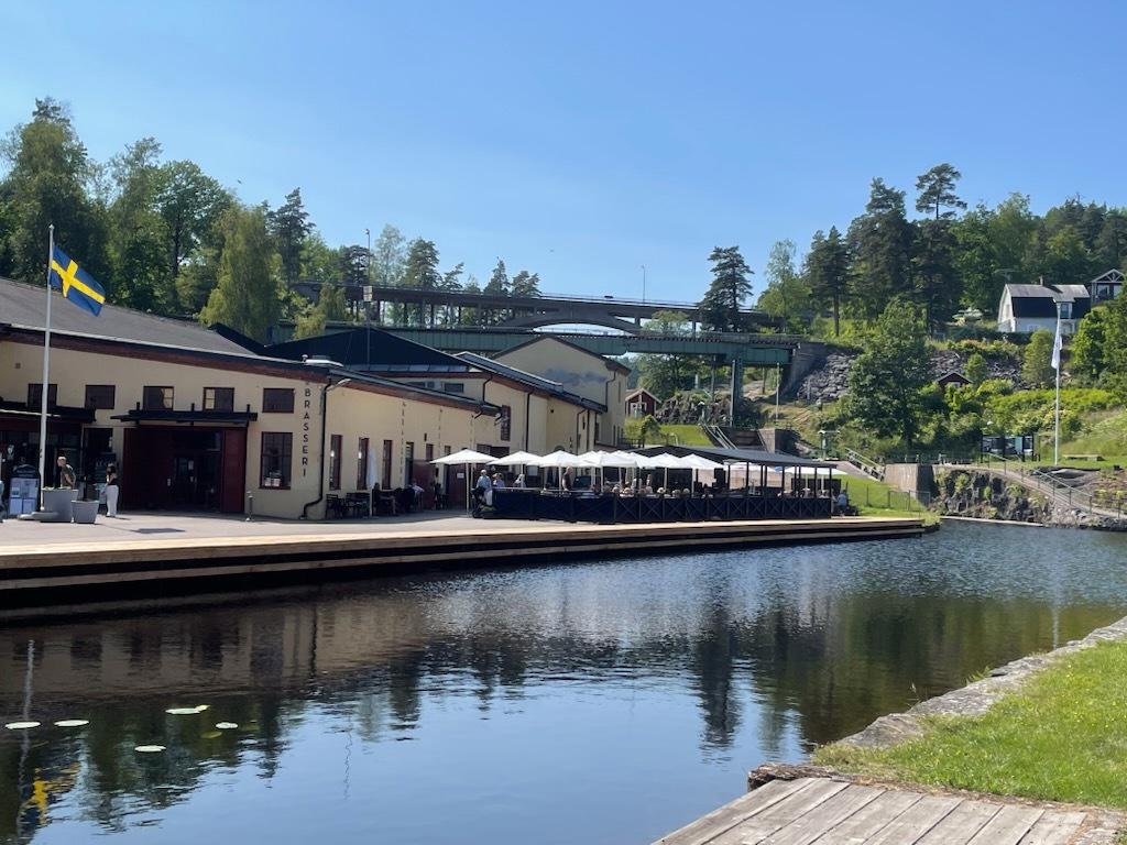 Precis vid kanten av Dalslands Kanal och ett stenkast från berömda Akvedukt i Dalsland ligger restaurangen Håveruds Brasseri.
