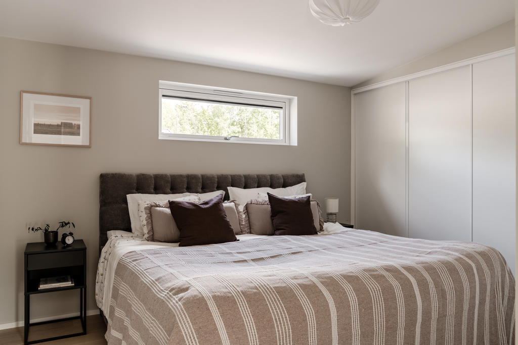 Sovrum 1/ master bedroom med integrerade garderober