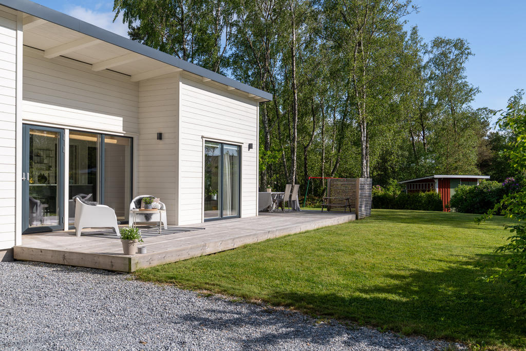 Stor härlig trädgård med gräsmatta som bjuder in till lek och aktivitet