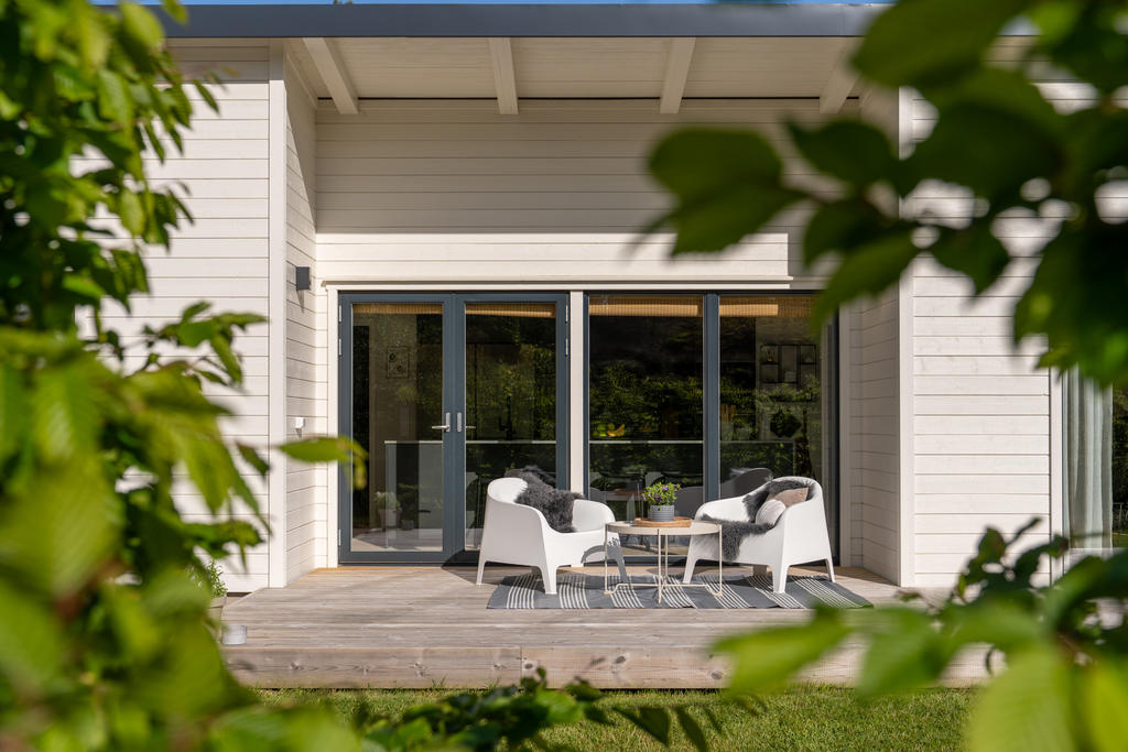 En av de mest inbjudande uteplatserna på husets framsida är designad för att maximera soltimmarna och skapa en harmonisk plats för avkoppling och umgänge. Med sitt fördelaktiga läge fångar uteplatserna solens strålar från morgon till kväll, vilket gör den till en idealisk plats för både morgonkaffet och kvällens middagar.