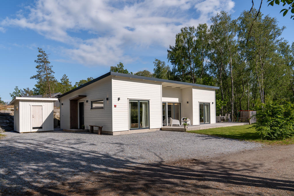 En stor parkering för plats till flertalet bilar, här finns även ett bygglov för garage, designat och klart. 