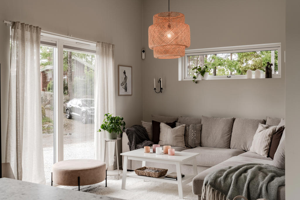 Vardagsrumsdelen är utformad för att vara en inbjudande och funktionell plats där familj och vänner kan samlas för avkoppling och umgänge. Med en genomtänkt möblering och harmonisk inredning skapas en miljö som balanserar komfort med estetik.