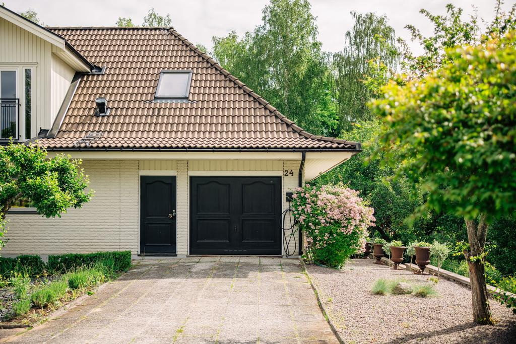 Praktiskt garage samt rymlig uppfart
