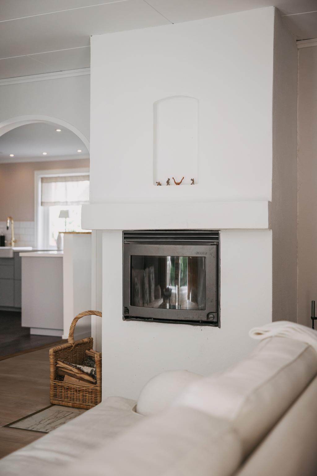 Värmande kamin perfekt placerad i mitten av rummet!
