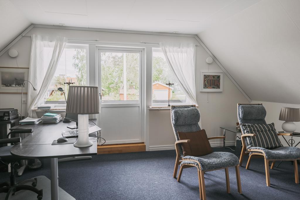 Kontor/allrum med utgång till balkong