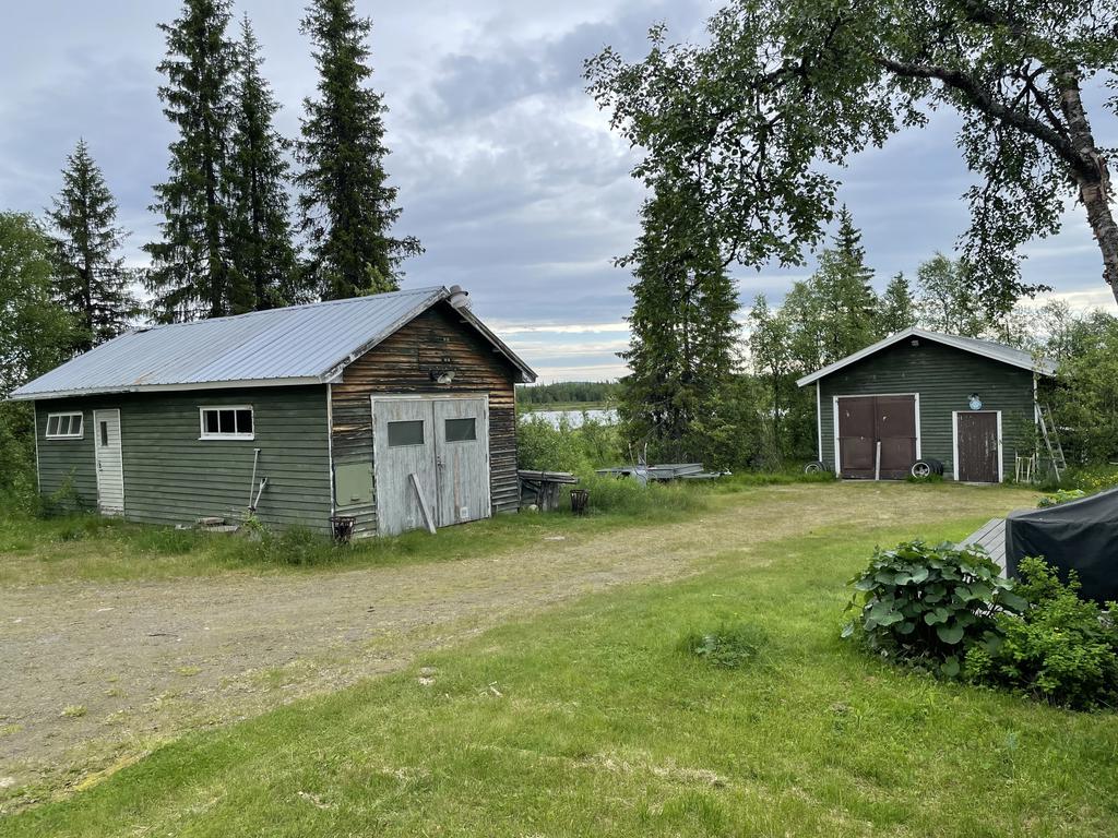 Garagebyggnaderna (den mindre om ca 70 kvm främst och den större (100kvm) längre bort) 