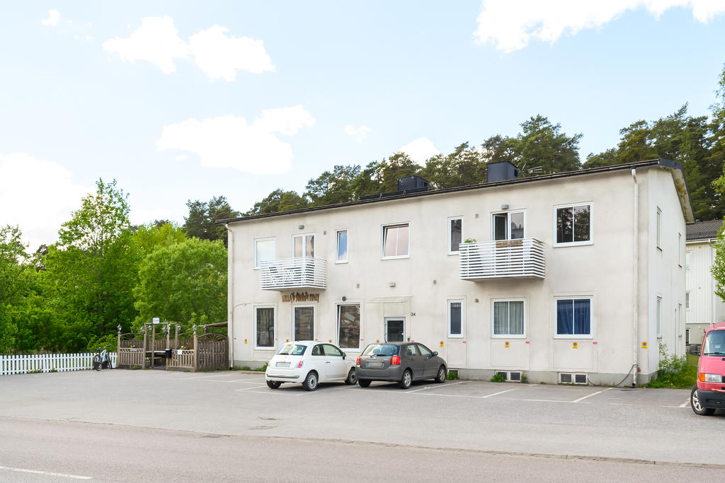 Lägenhetens balkong till höger 