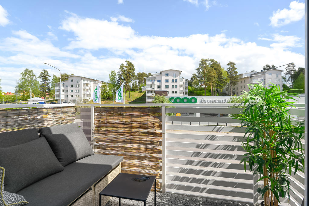 Balkong med morgonsol