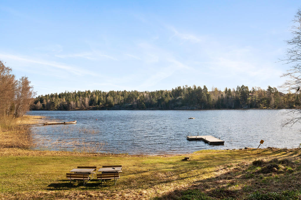 Badstrand med sittbänkar
