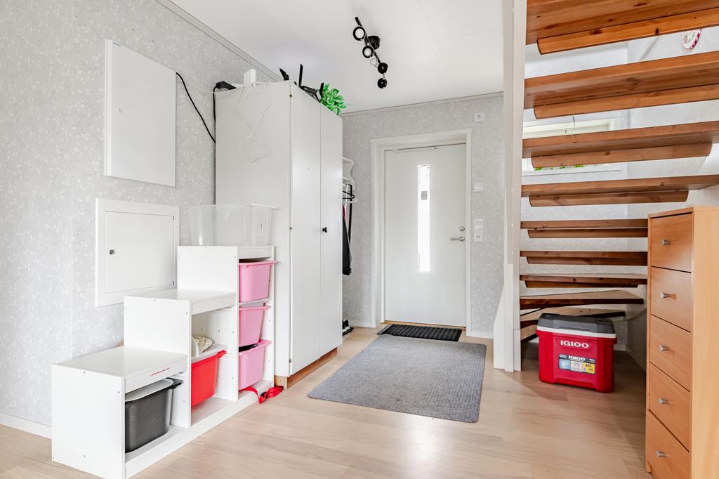 Hall med trapp till övervåning