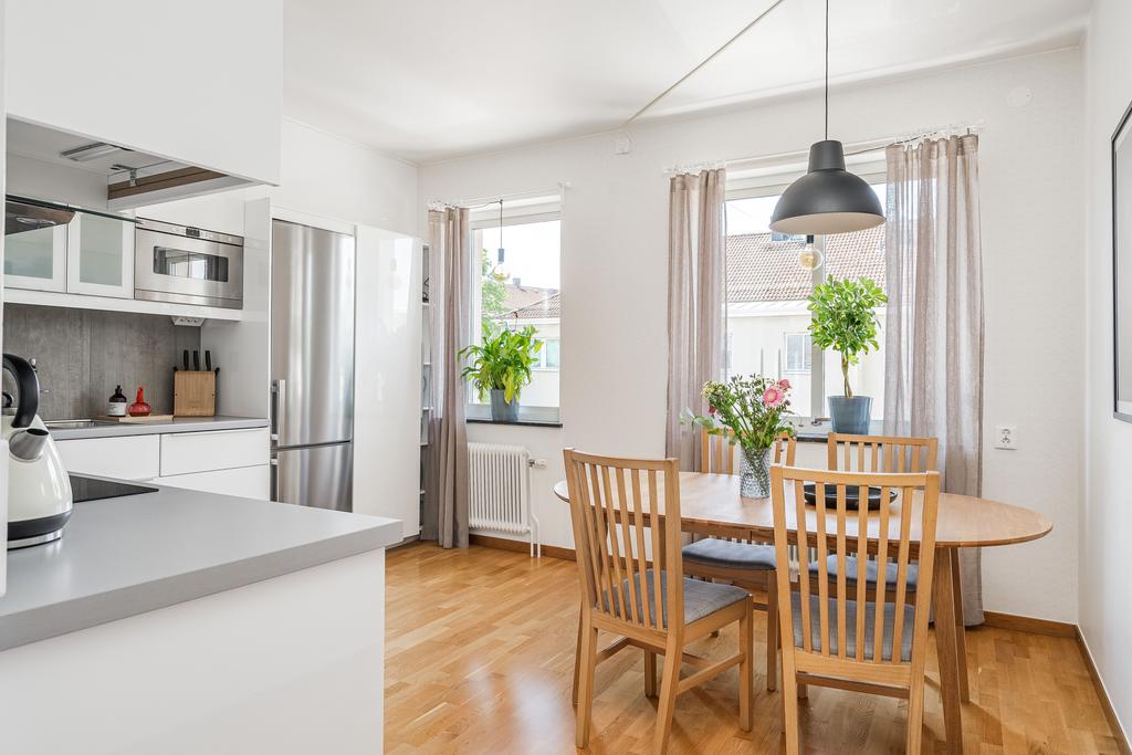 Rymligt kök med plats för matbord