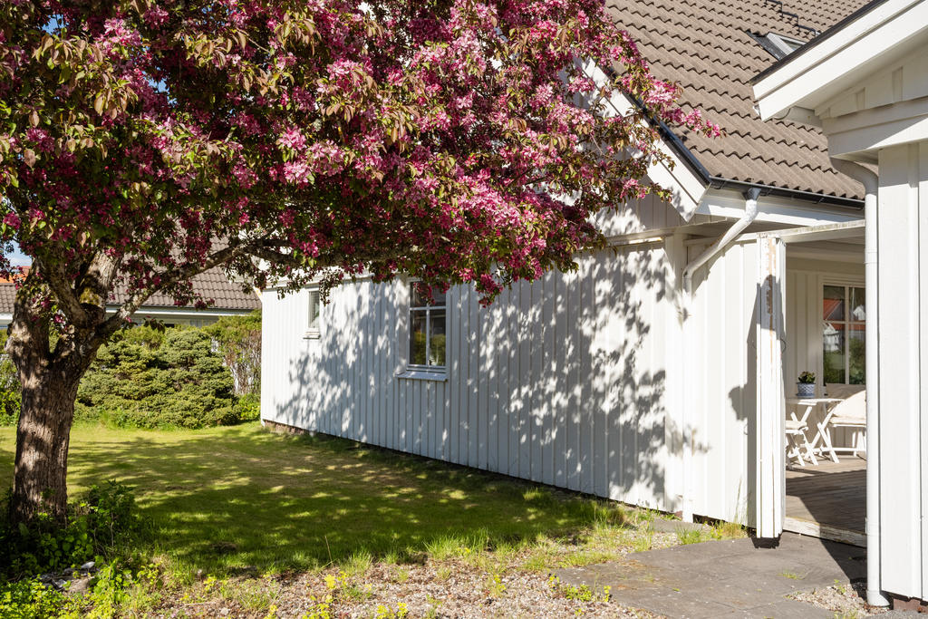 Ingång till grovingång intill garaget.