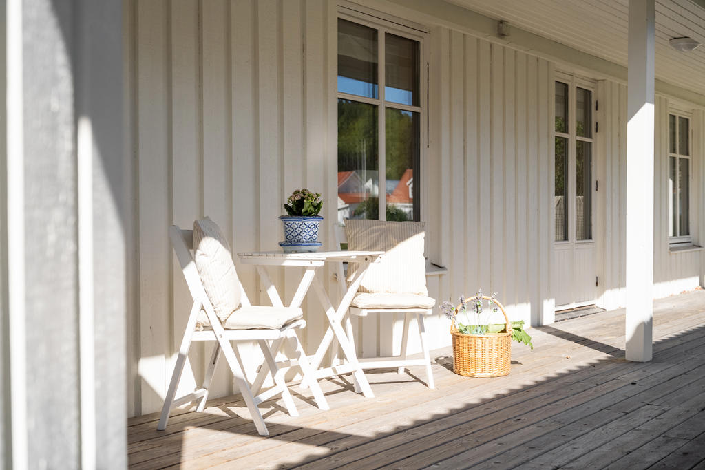 Terrass under tak på baksidan huset.