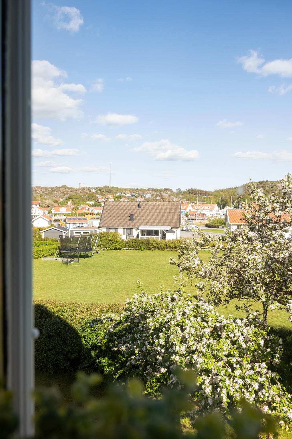 Utsikt fönster övre plan mot lekplats.