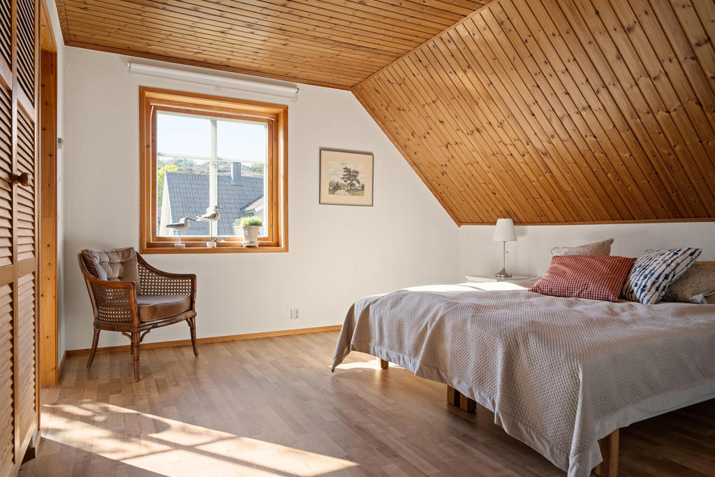 Sovrum 3 Övre plan med bra förvaring i flera garderober och klädkammare i anslutning.
