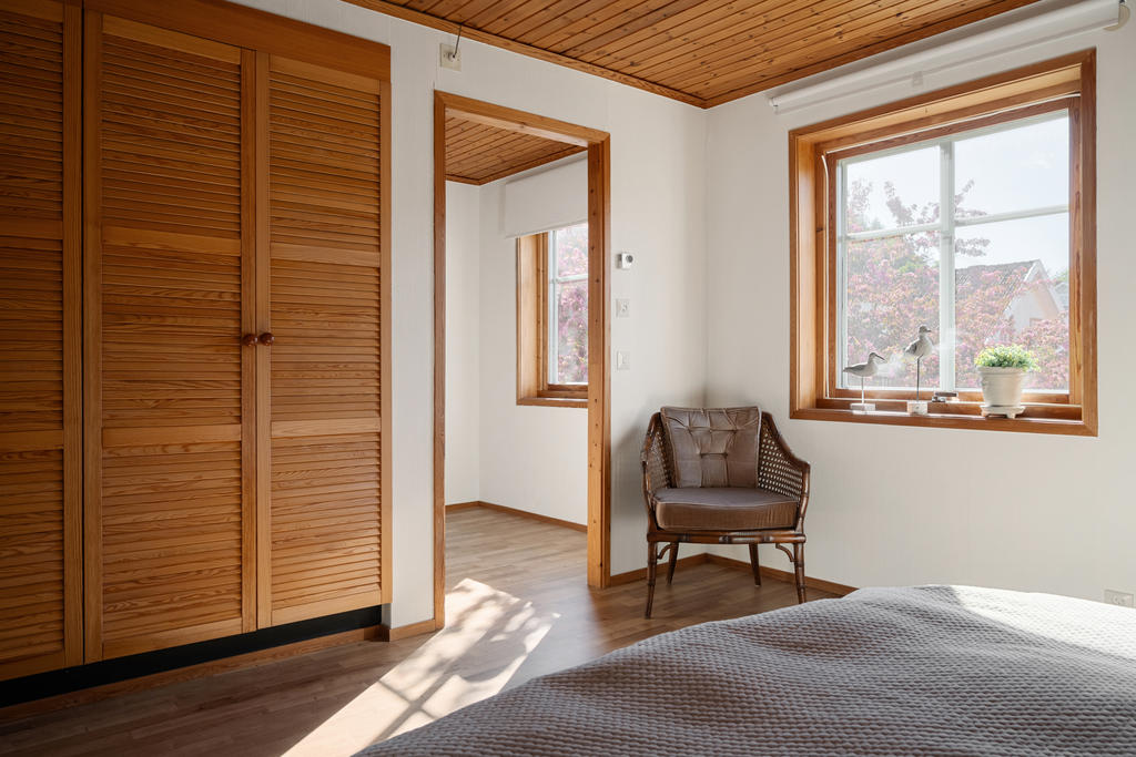 Sovrum 3 med ingång till klädkammare och en egen ingång till badrummet.