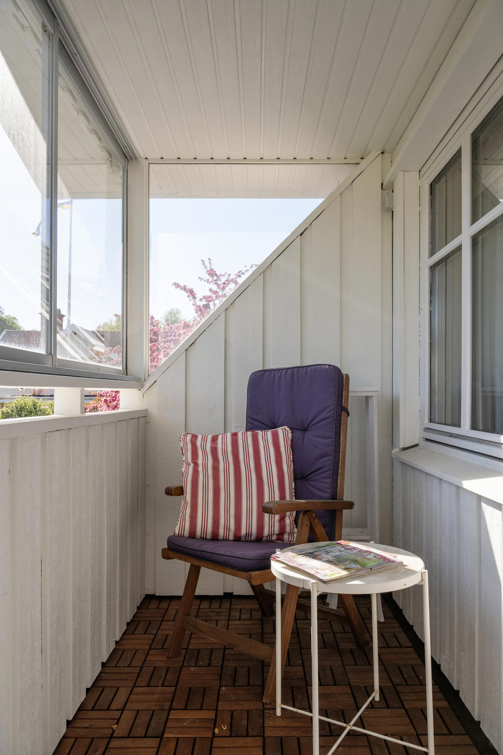 Balkong övre plan med skjutglasfönster.