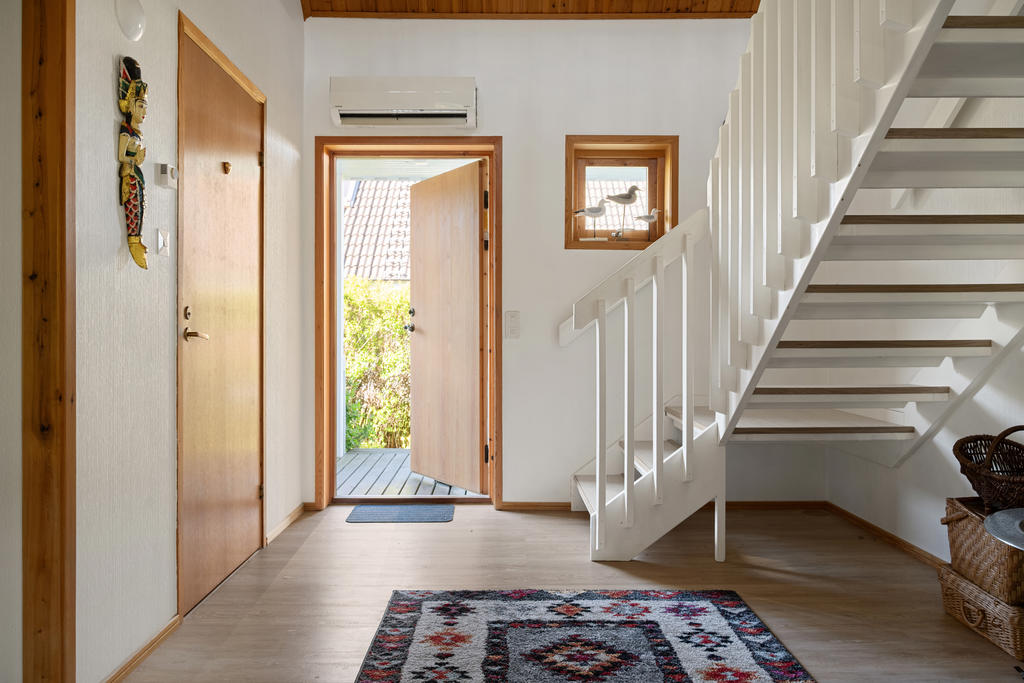 Möblerbar hall med rymd och gästtoalett.