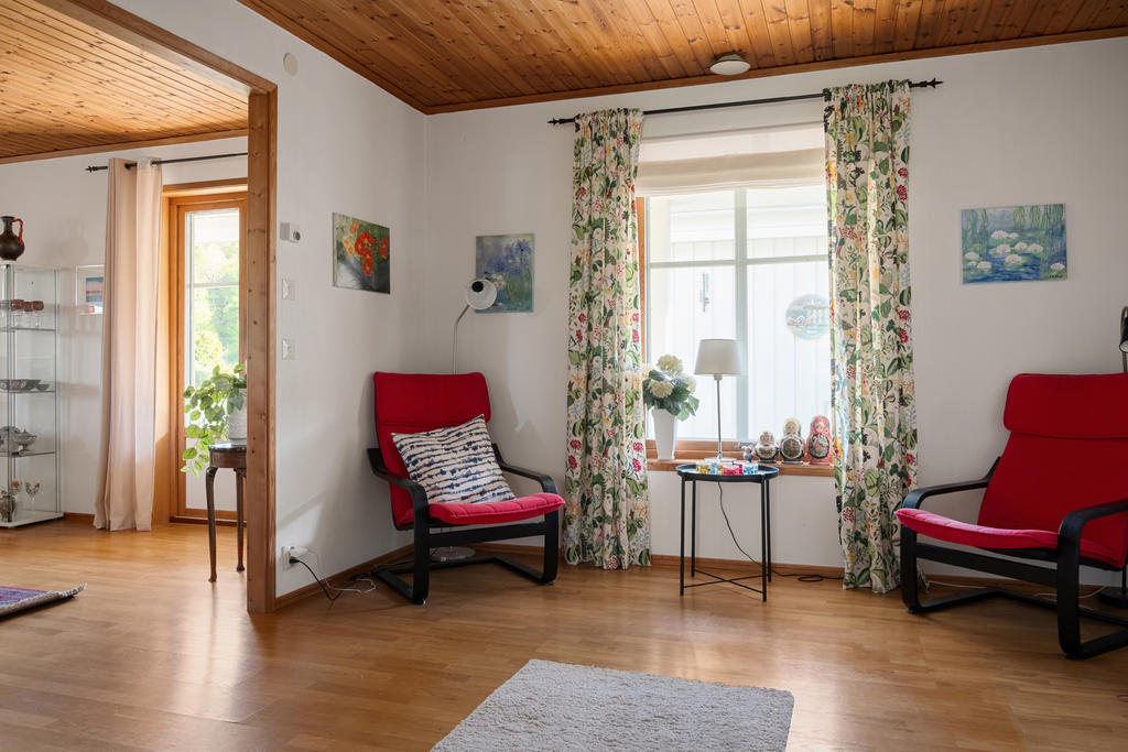 Allrum intill vardagsrummet som idag används som lekrum.