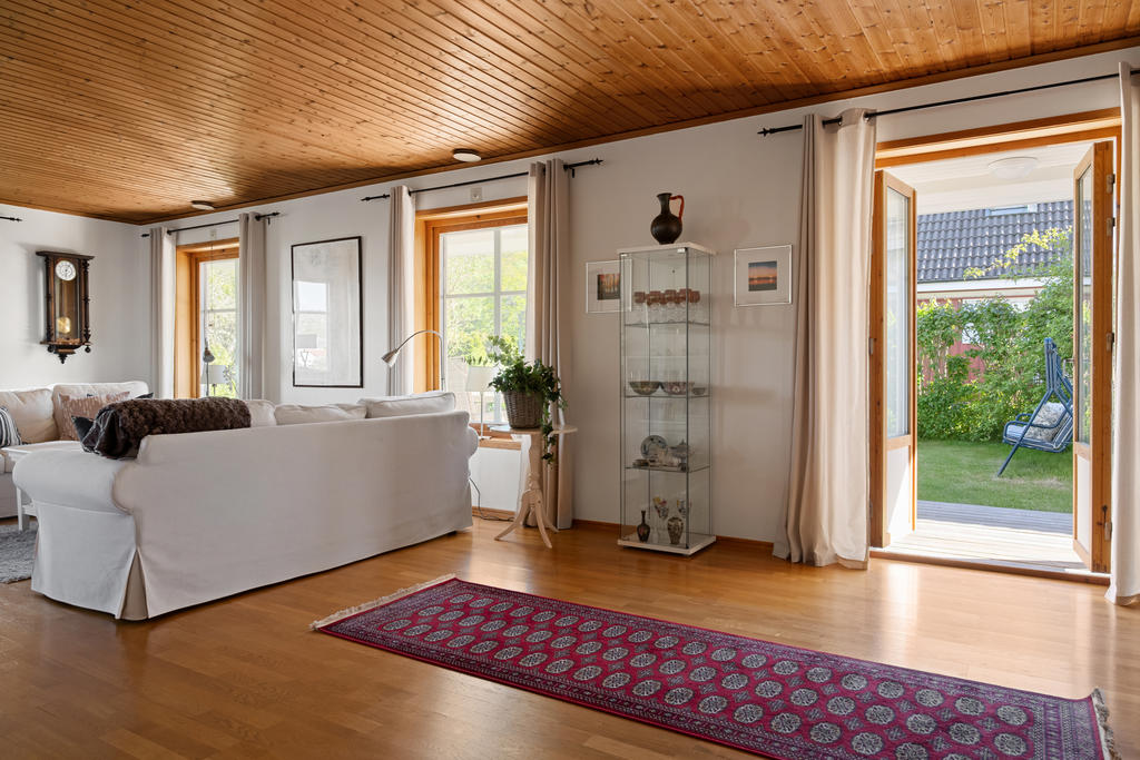 Vardagsrum med utgång till terrass i sydvästläge.