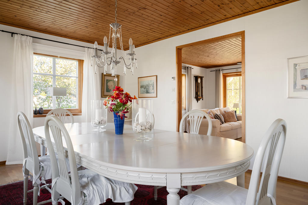 Matsal intill vardagsrum.