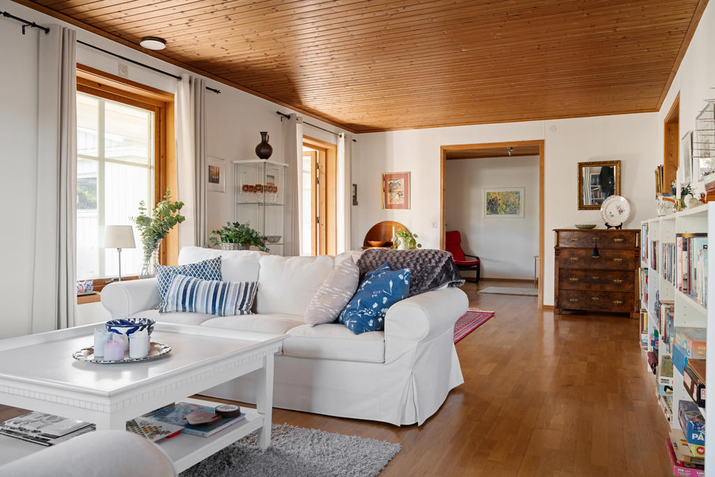 Stort och ljust vardagsrum på entréplan.