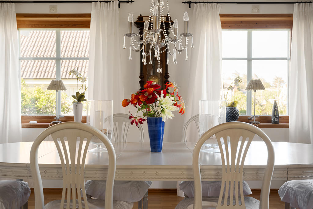 Matsal entréplan med plats för stor matsalsgrupp.