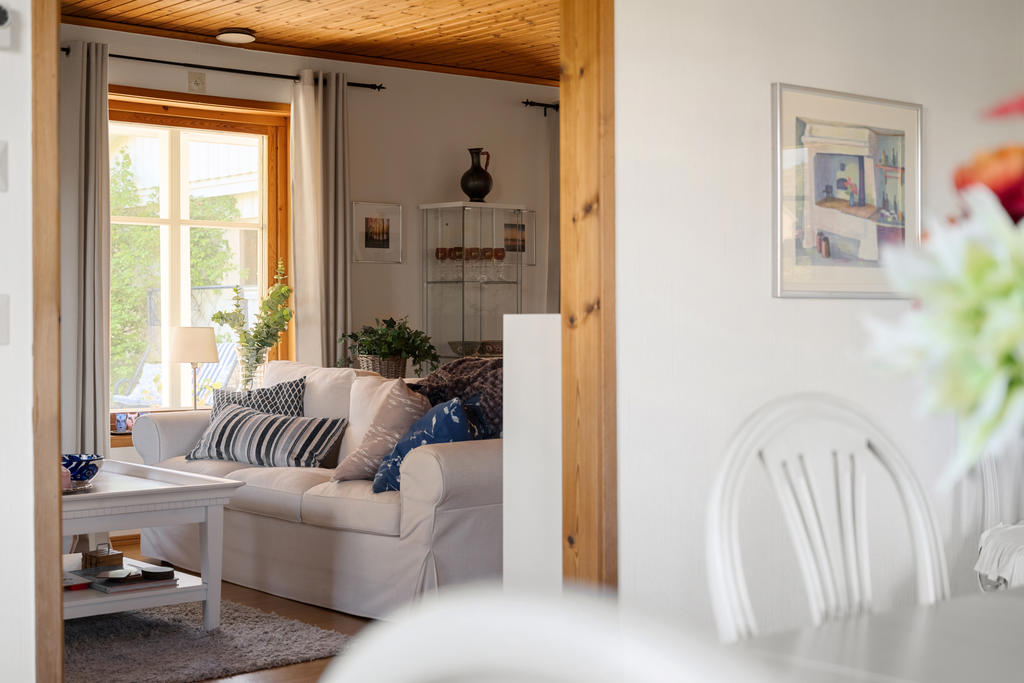 Vy från matsal mot vardagsrummet.