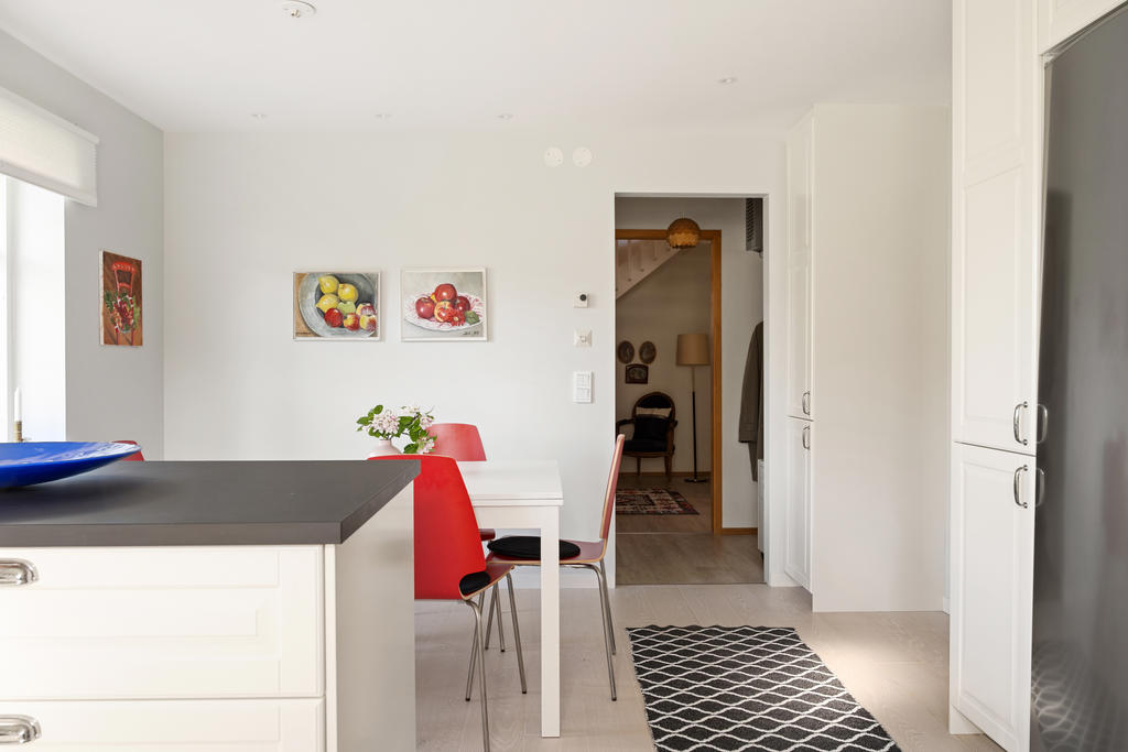 Kök med vy mot hallen och huvudentrén