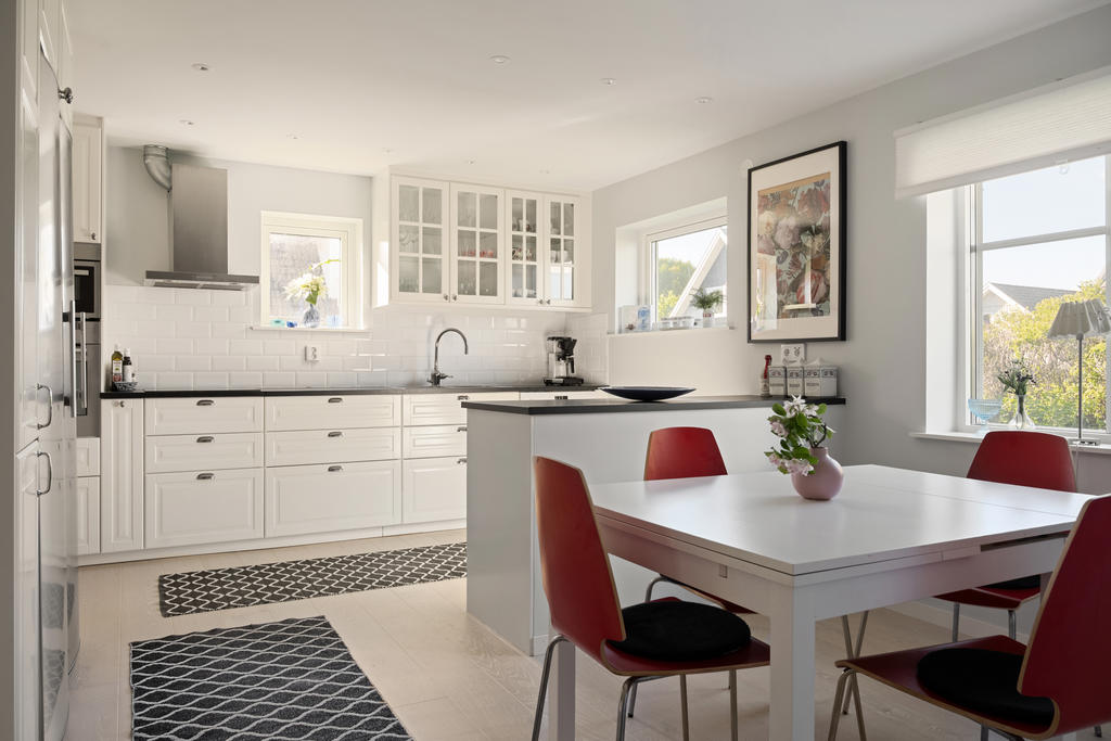 Kök med köksö och plats för matbord.