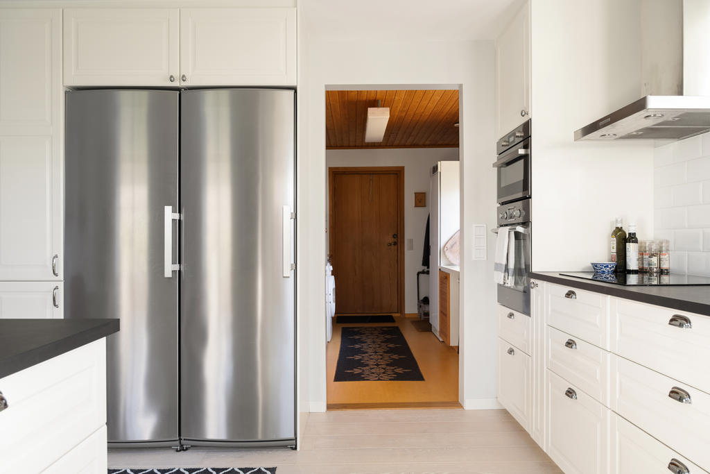 Vy från köket mot grovingång/tvättstuga/ utgång till terrass.