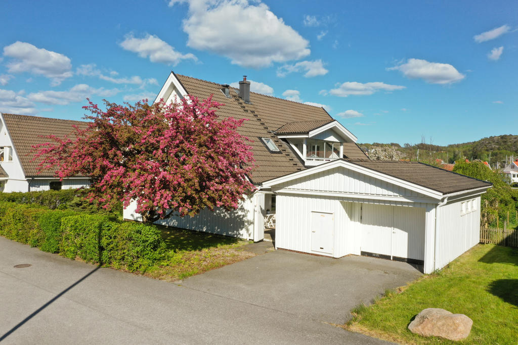 Parkeringsplats utanför huset för två bilar.