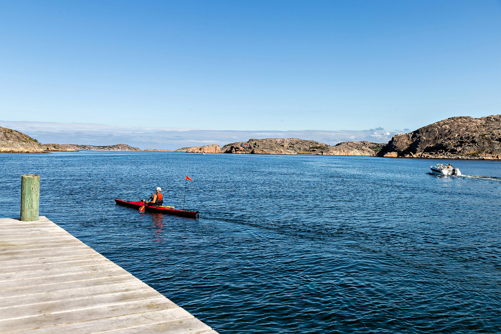 Kajakpaddling är populärt i den vackra skärgården som omger Hamburgö.